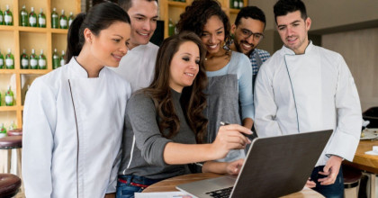 Medewerkers horeca betrekken bedrijf